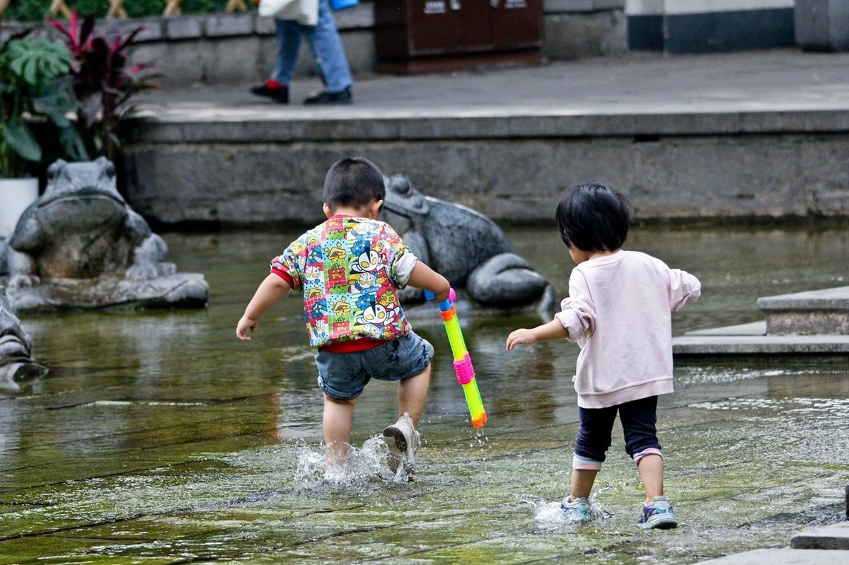 开心童年——公园里踏浪的小朋友（三）