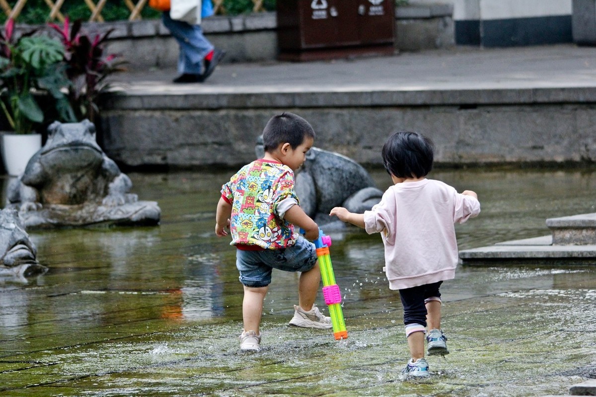 开心童年——公园里踏浪的小朋友（三）