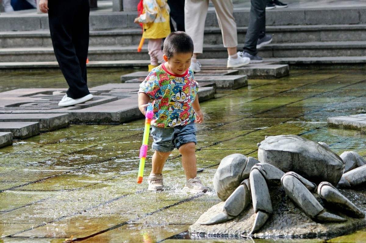 开心童年——公园里踏浪的小朋友（三）