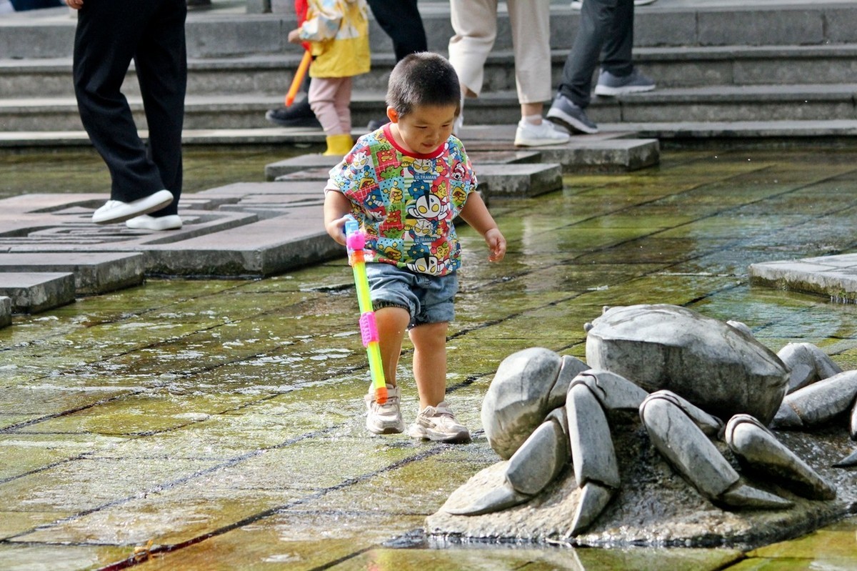 开心童年——公园里踏浪的小朋友（三）