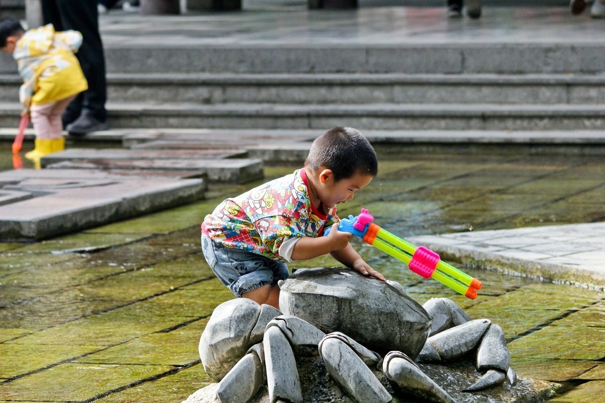 开心童年——公园里踏浪的小朋友（三）