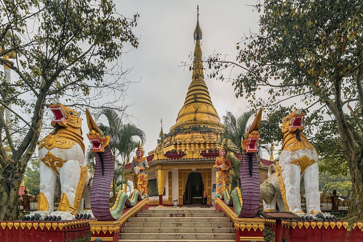 《瑞丽 · 一寨二国 》（春节快乐）