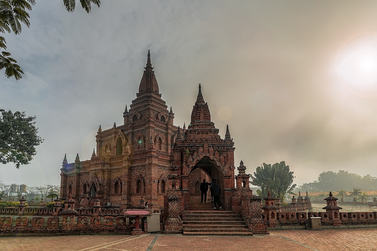 《瑞丽 · 一寨二国 》（春节快乐）