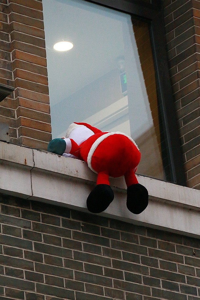 爬 墙 翻 窗 的 圣 诞 老 人