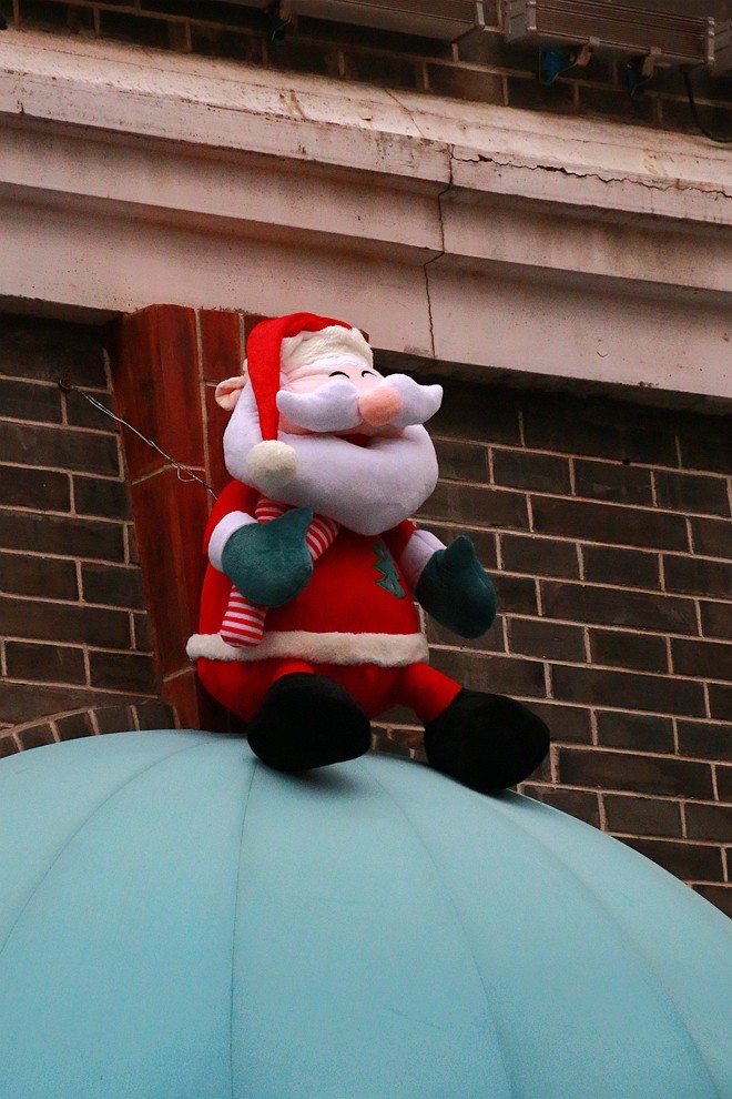 爬 墙 翻 窗 的 圣 诞 老 人