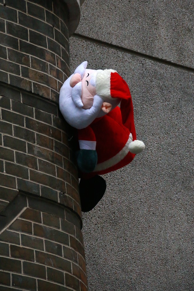 爬 墙 翻 窗 的 圣 诞 老 人