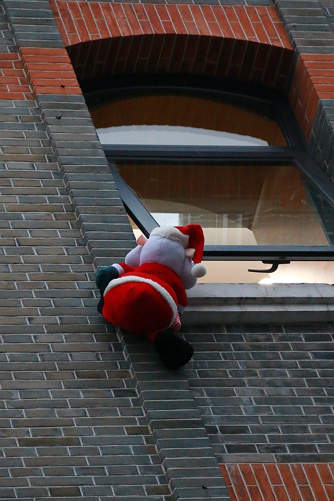 爬 墙 翻 窗 的 圣 诞 老 人