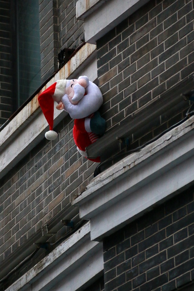 爬 墙 翻 窗 的 圣 诞 老 人