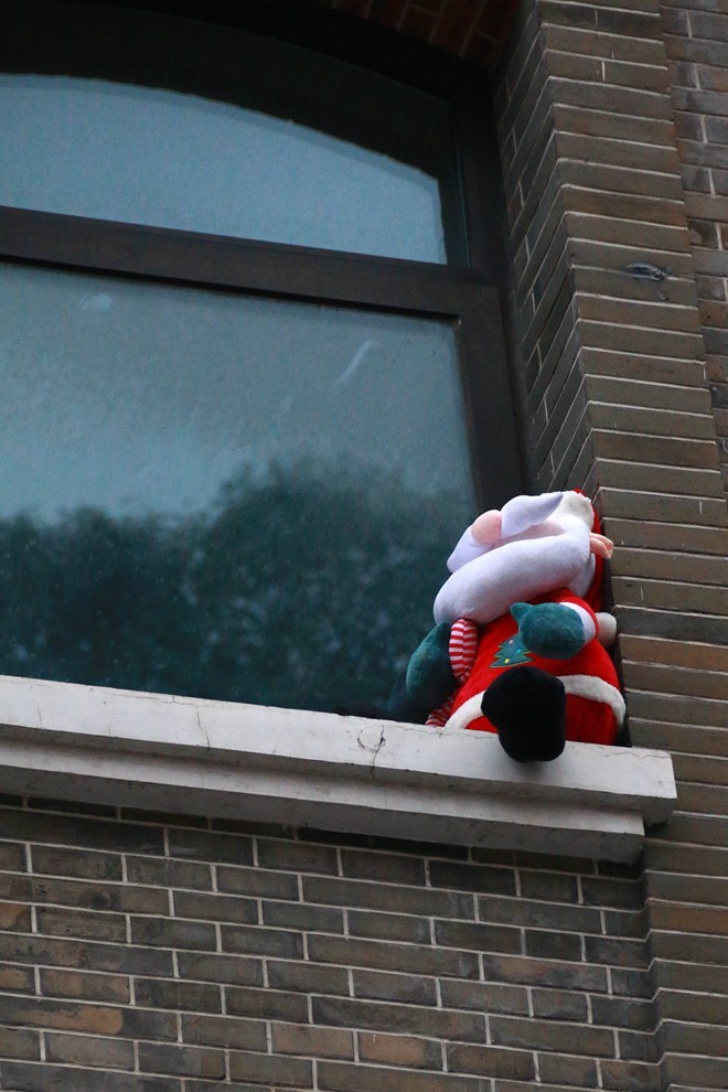 爬 墙 翻 窗 的 圣 诞 老 人