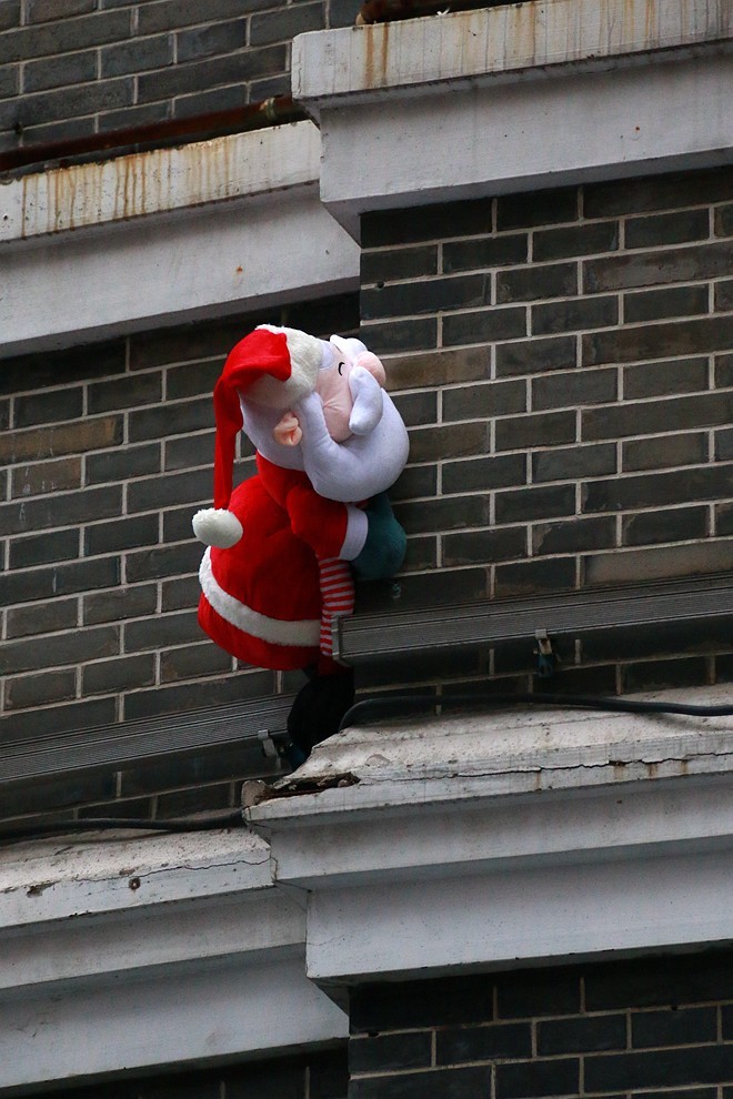 爬 墙 翻 窗 的 圣 诞 老 人