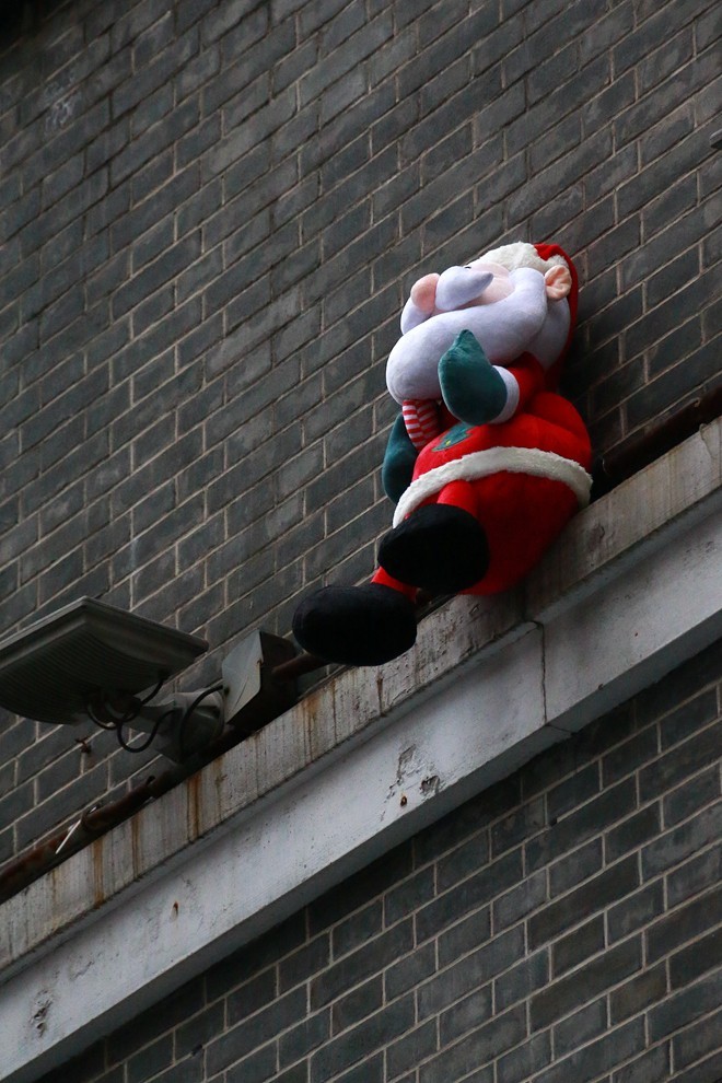 爬 墙 翻 窗 的 圣 诞 老 人