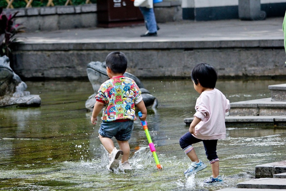 开心童年——公园里踏浪的小朋友（三）