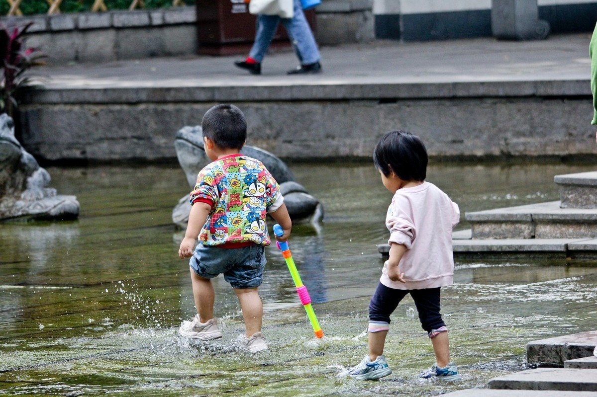 开心童年——公园里踏浪的小朋友（三）