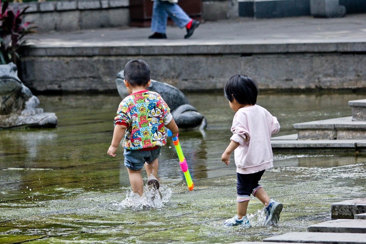 开心童年——公园里踏浪的小朋友（三）