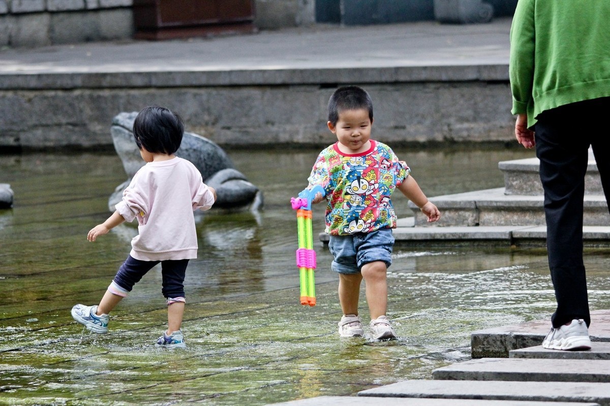 开心童年——公园里踏浪的小朋友（三）