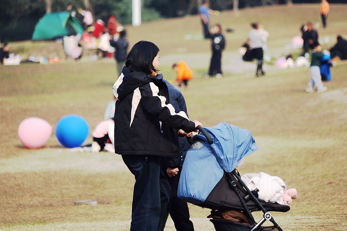 新年伊始扫草坪（二）