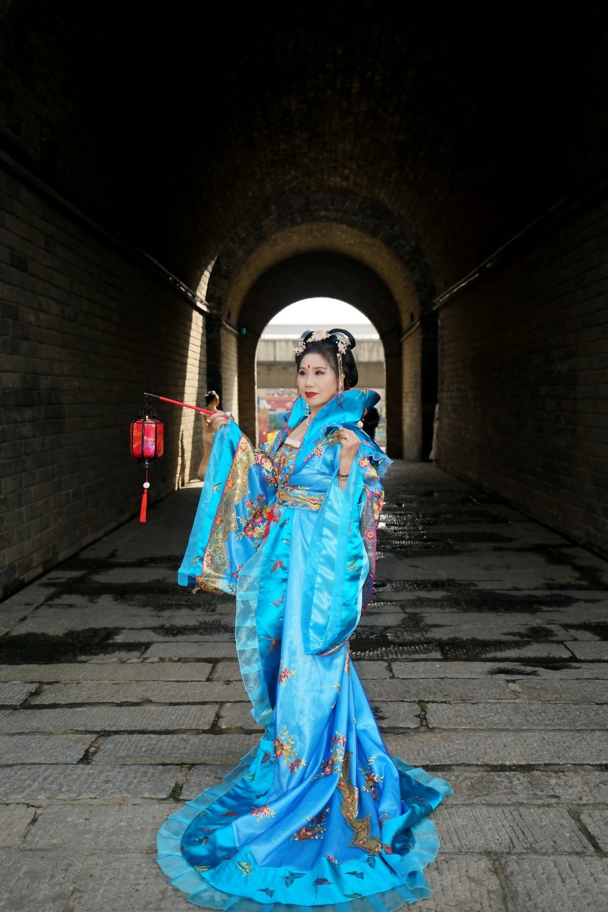 起义门城楼上的古装美女！