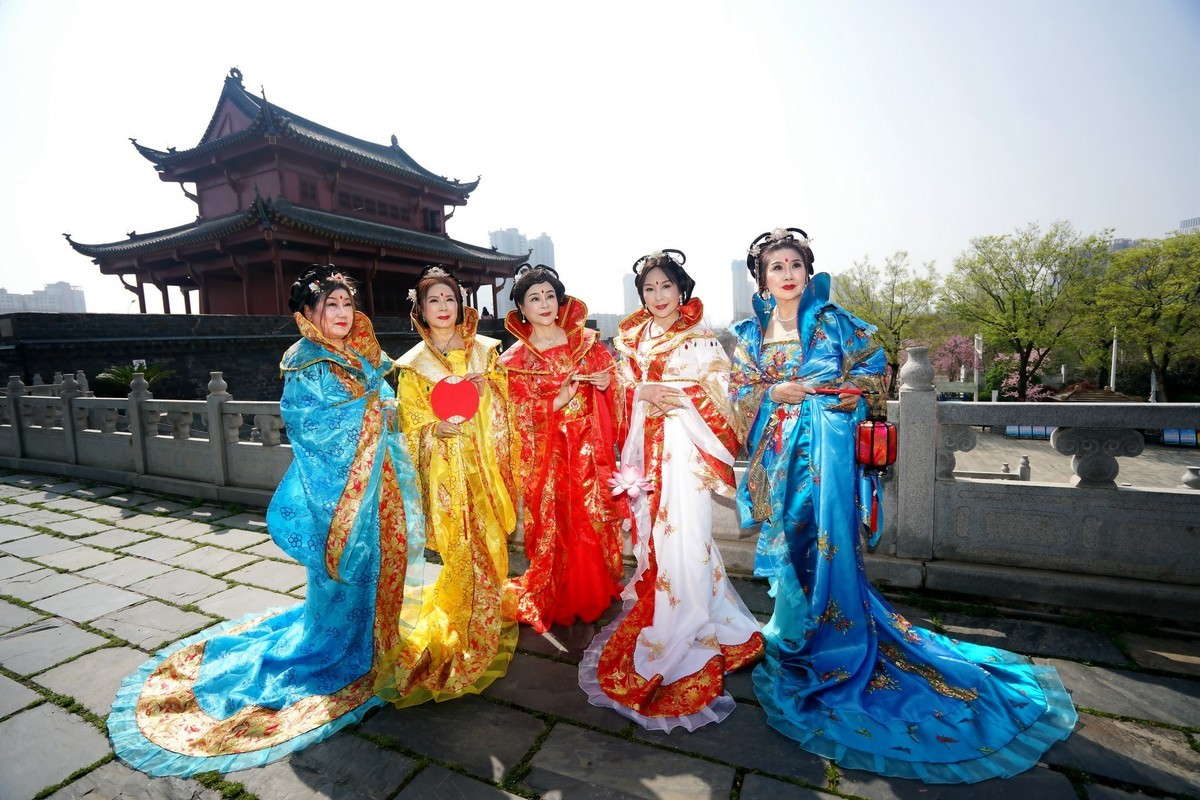 起义门城楼上的古装美女！