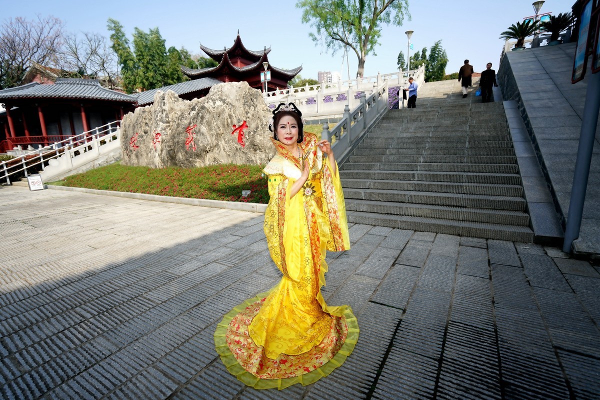 起义门城楼上的古装美女！