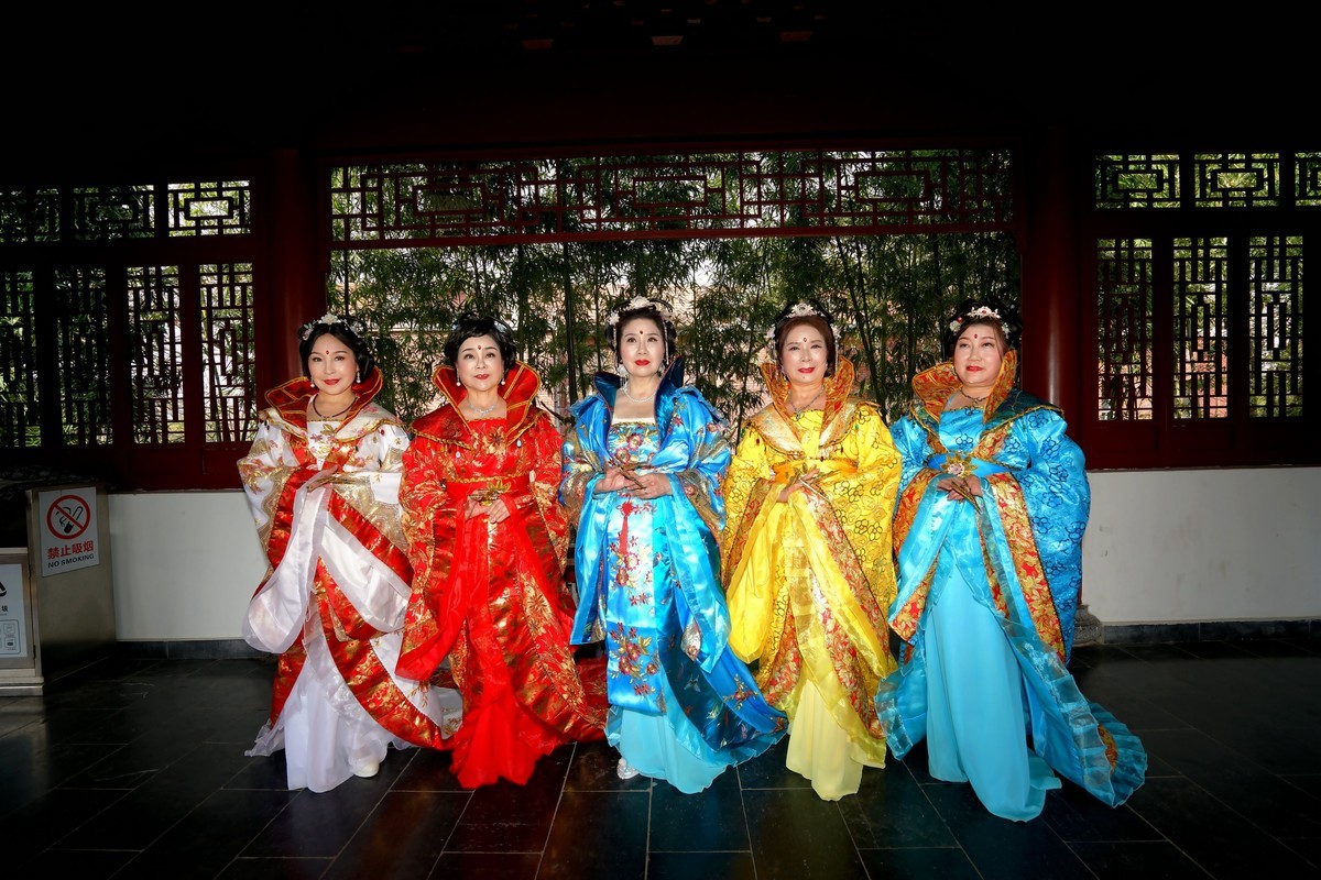 起义门城楼上的古装美女！