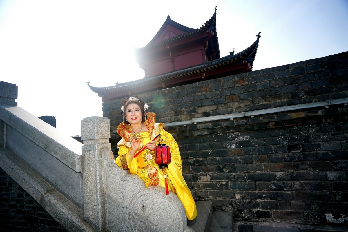 起义门城楼上的古装美女！