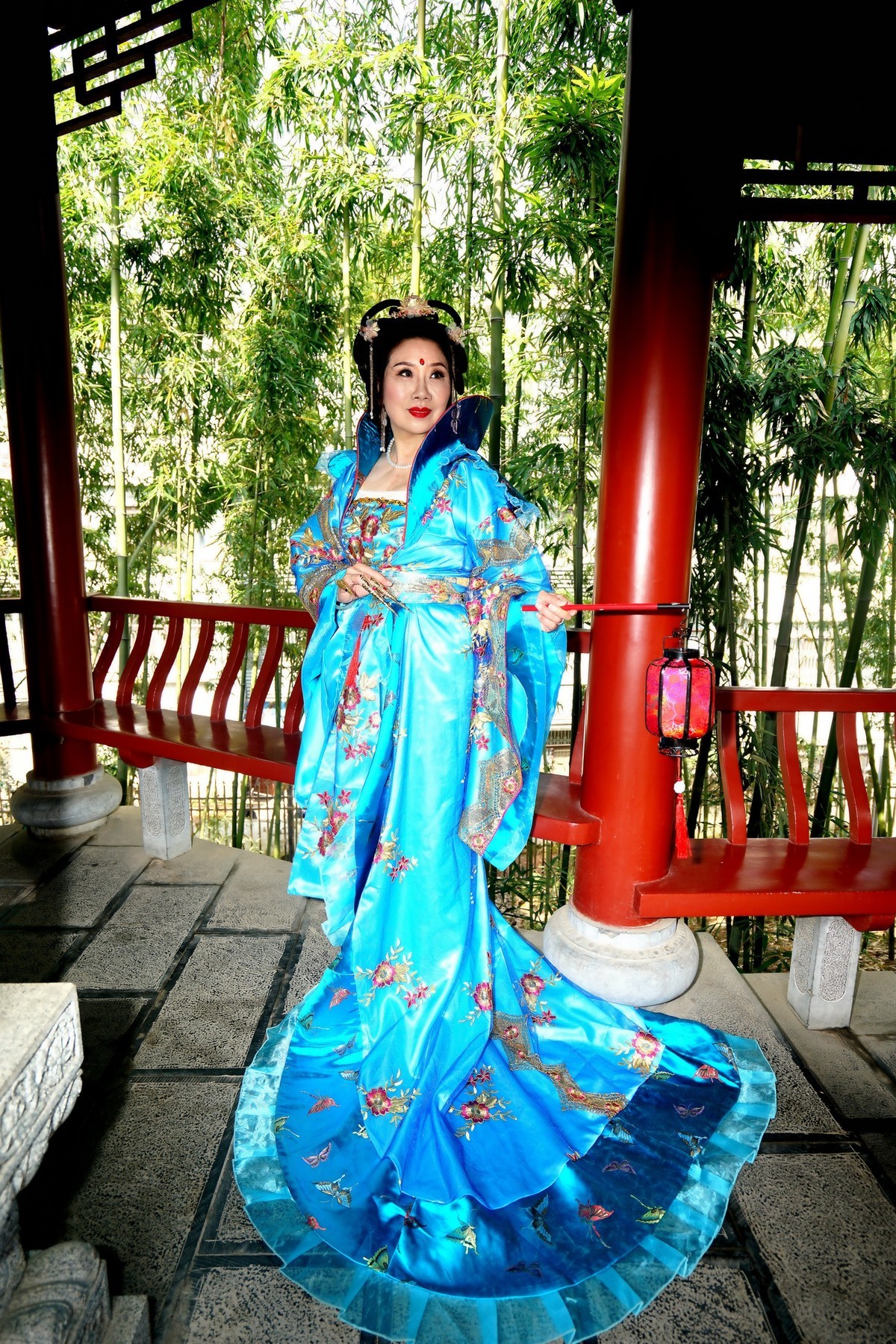 起义门城楼上的古装美女！