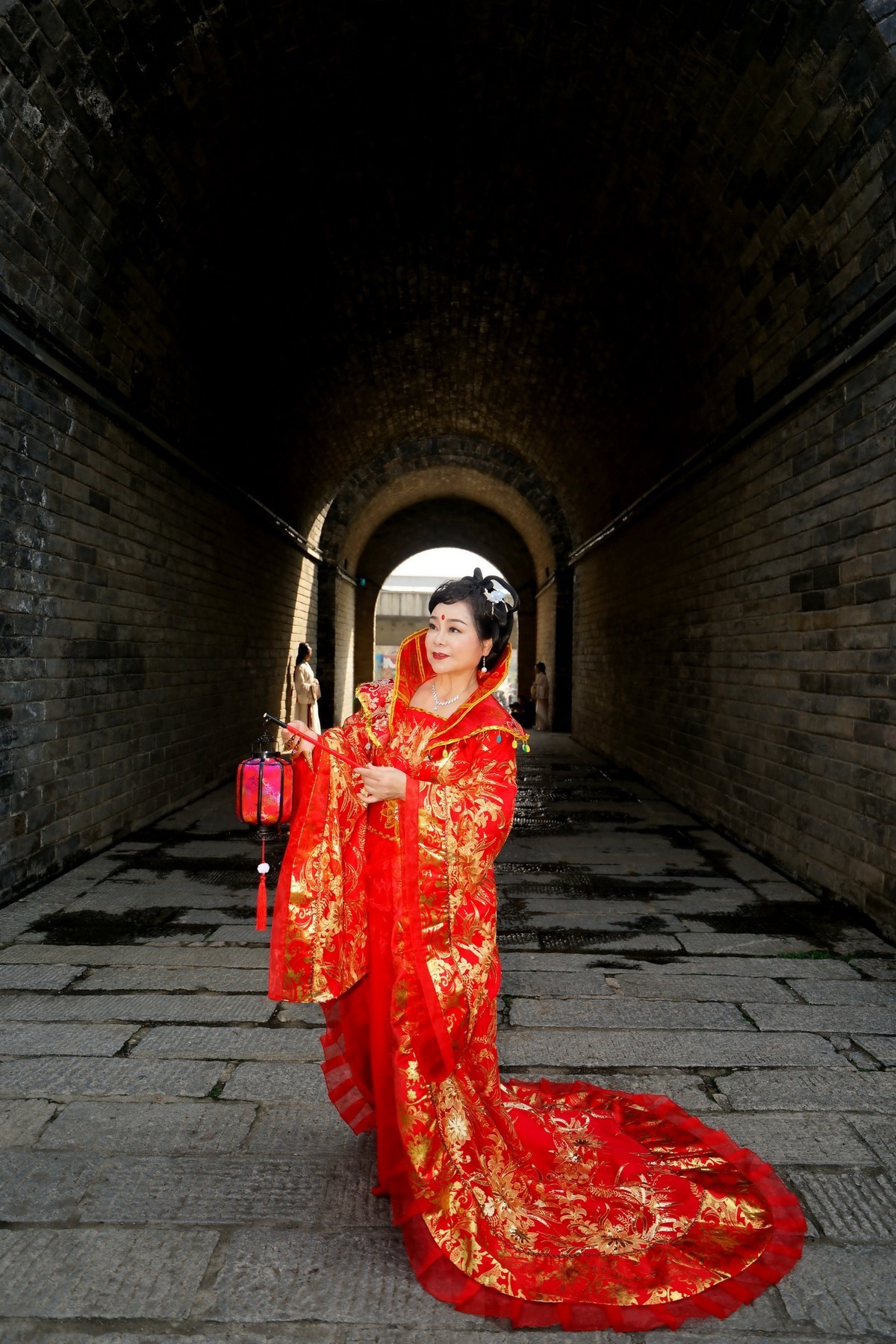 起义门城楼上的古装美女！