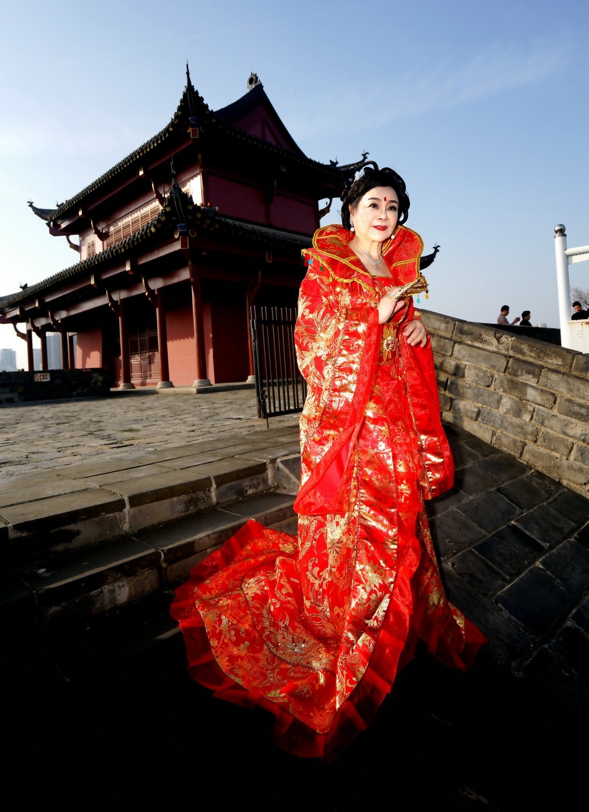 起义门城楼上的古装美女！