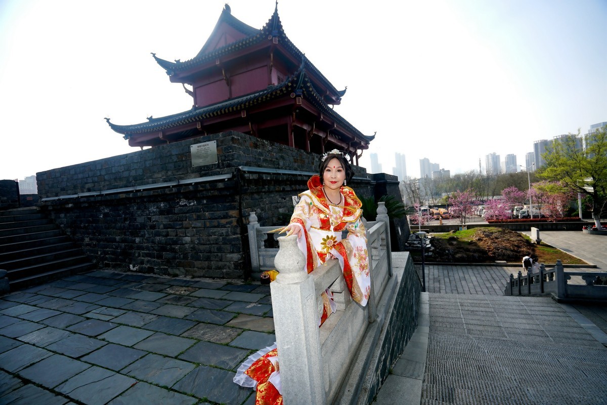 起义门城楼上的古装美女！