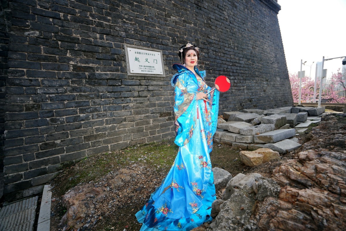 起义门城楼上的古装美女！