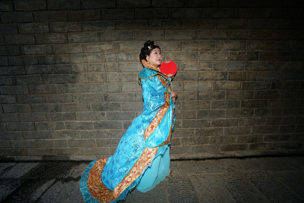 起义门城楼上的古装美女！