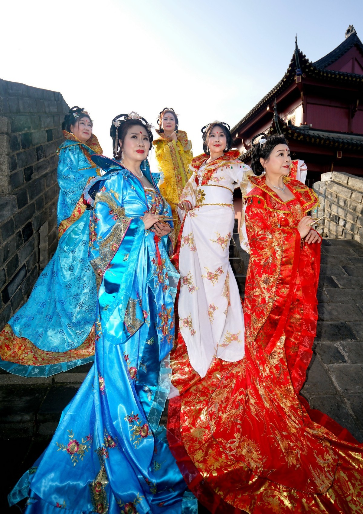 起义门城楼上的古装美女！