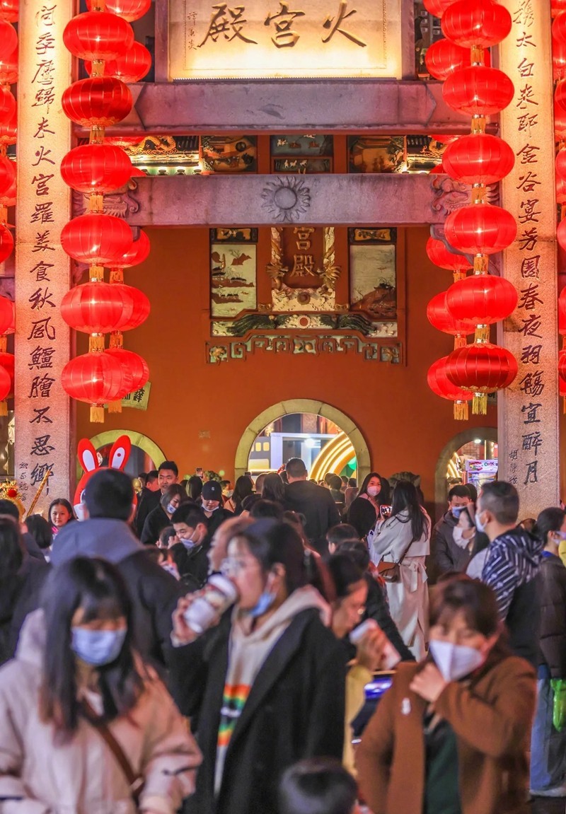 初三;长沙街头人山人海