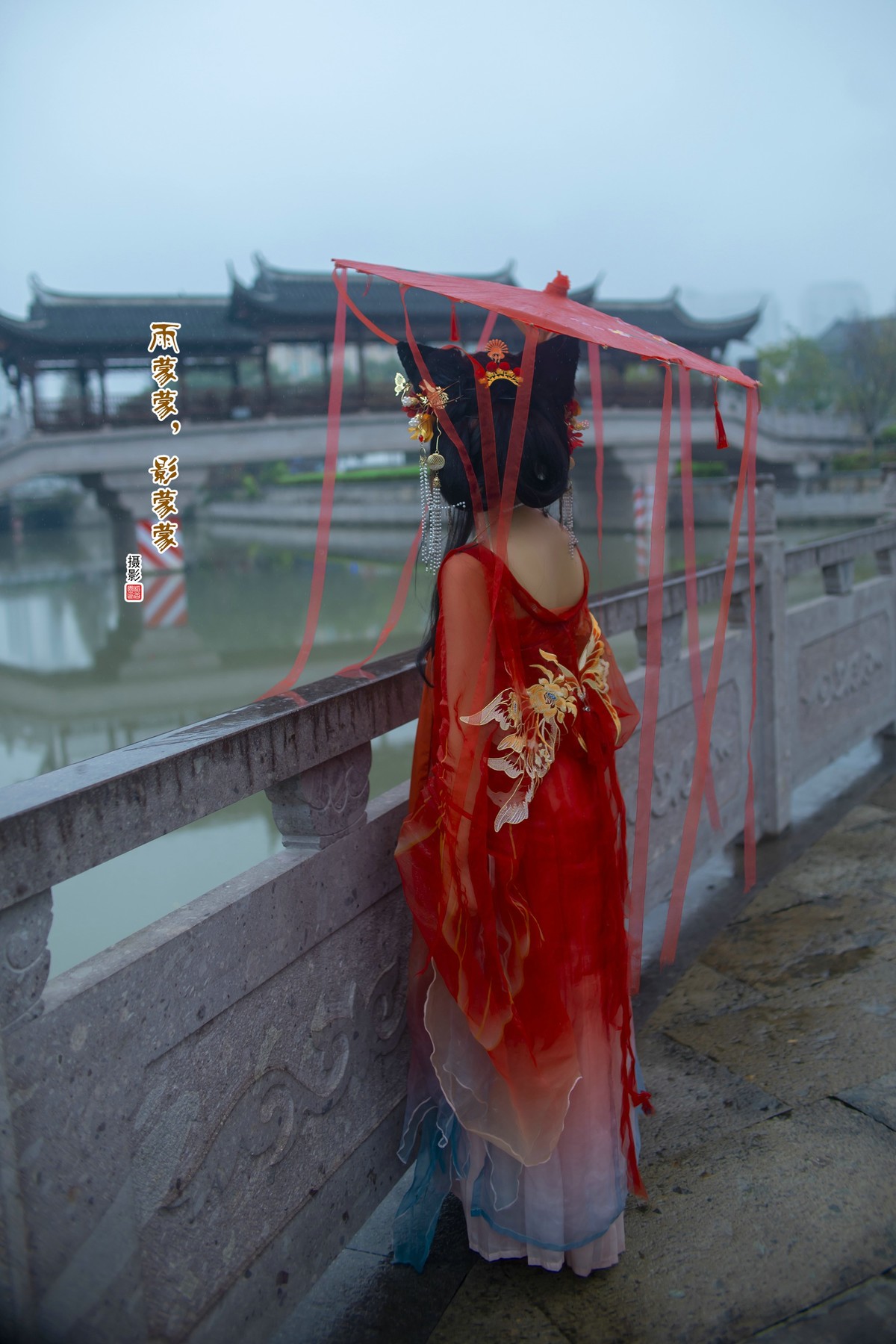 雨蒙蒙，影蒙蒙