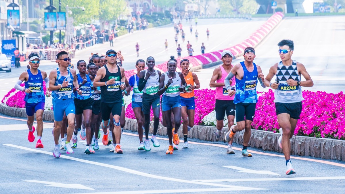 蒙 牛 - 2025 第 35 届 大 连 马 拉 松 赛 （ 四 ）