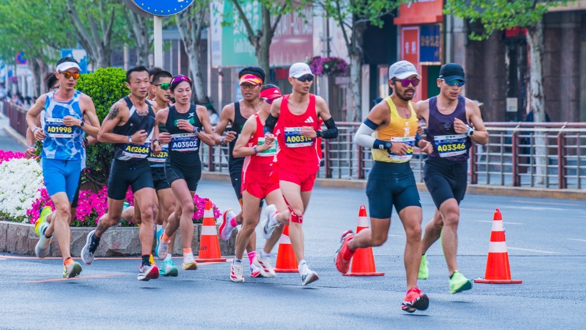 蒙 牛 - 2025 第 35 届 大 连 马 拉 松 赛 （ 四 ）