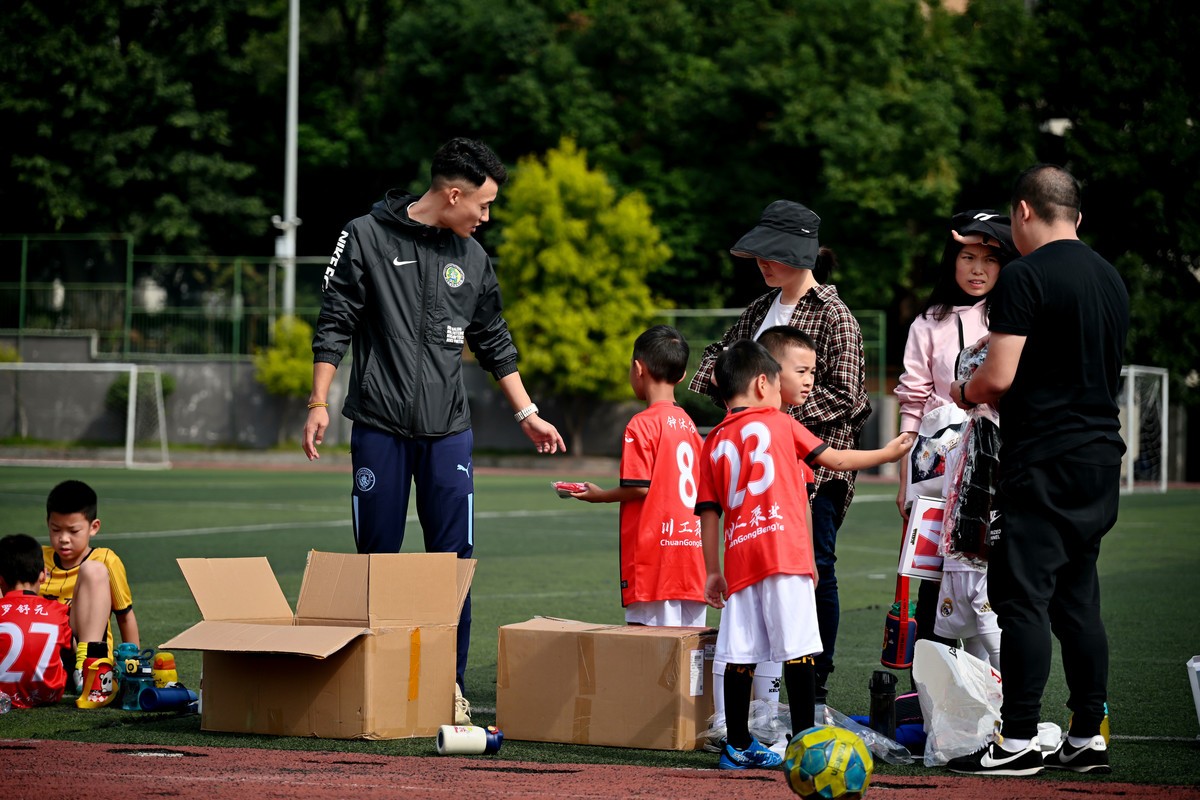 小球员发新球衣