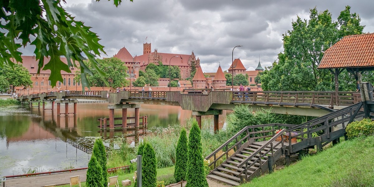 “马尔堡”留影