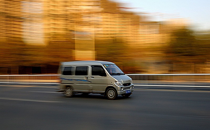 《不老松：纪实摄影》学摄影基础练习：追车！