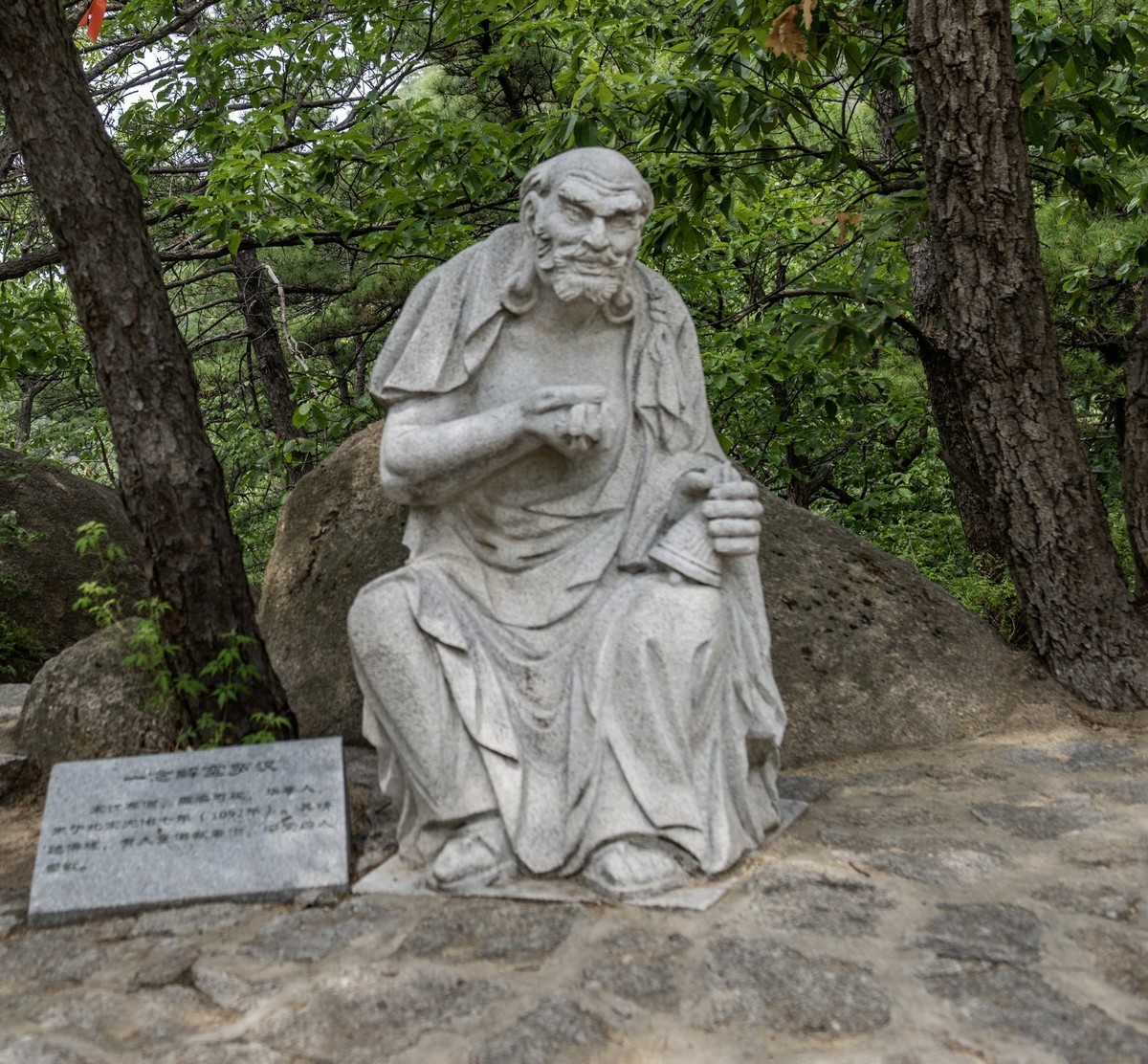 栩栩如生的罗汉石雕