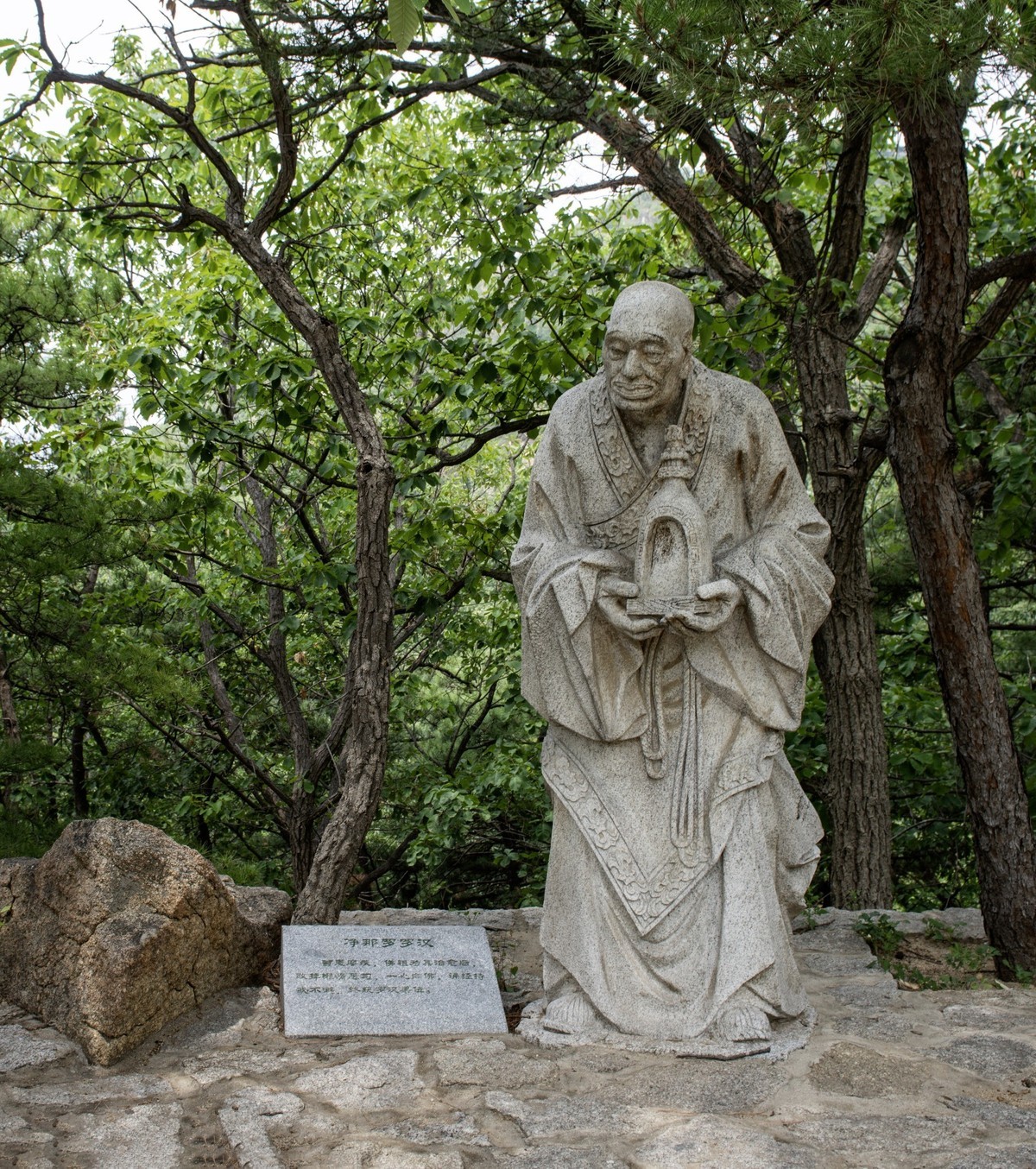 栩栩如生的罗汉石雕