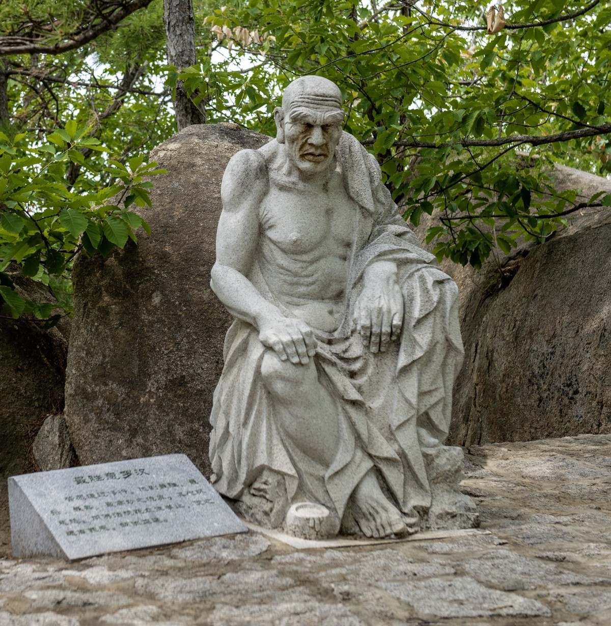 栩栩如生的罗汉石雕