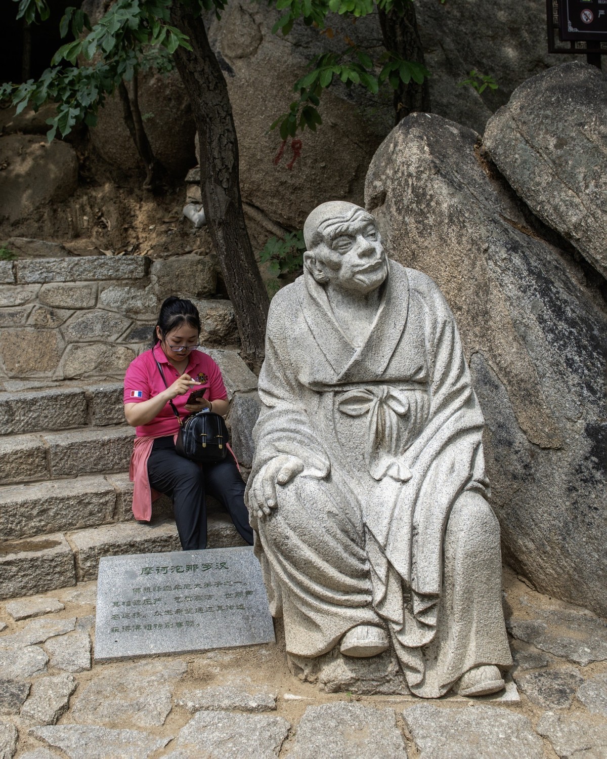 栩栩如生的罗汉石雕