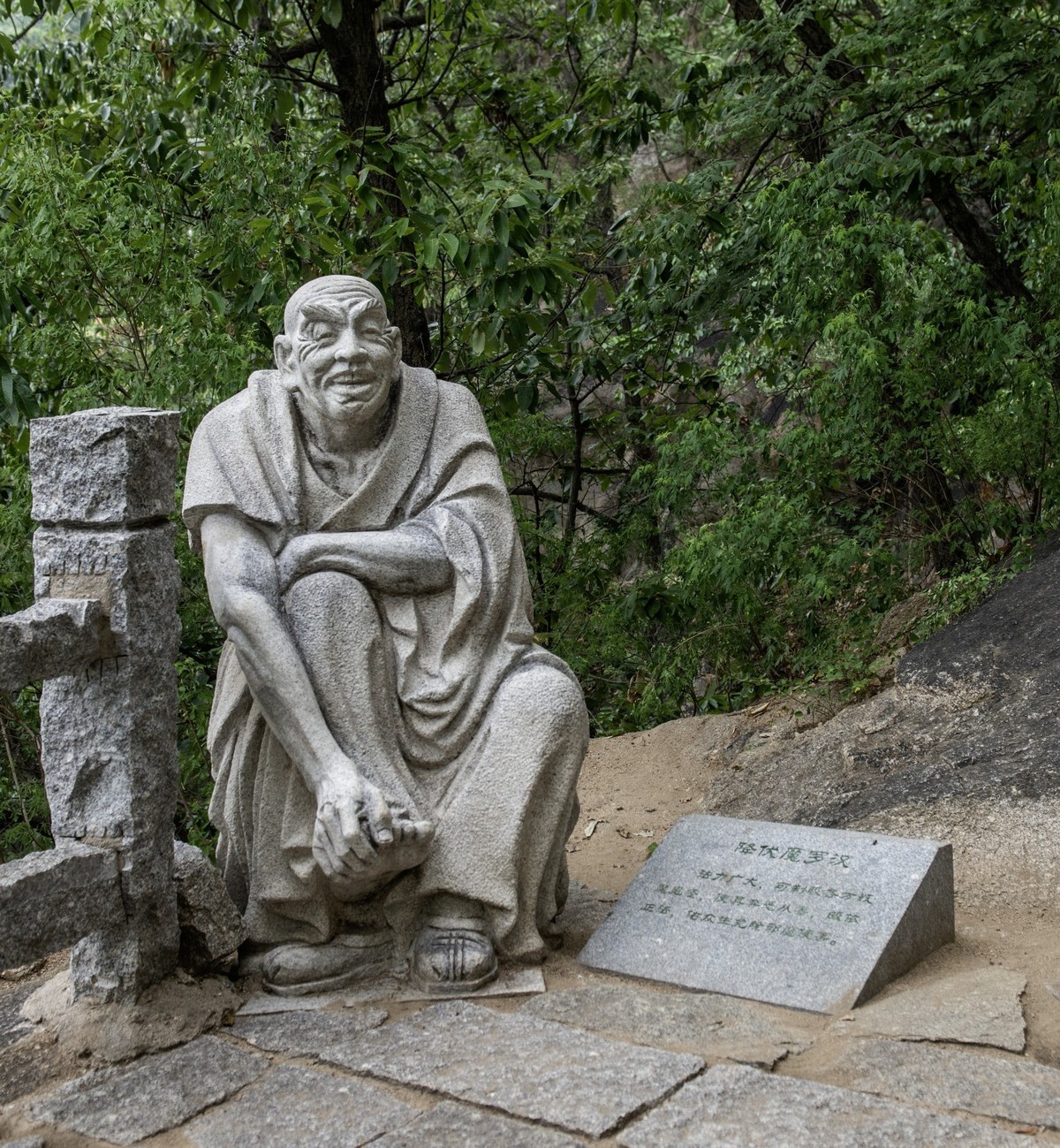 栩栩如生的罗汉石雕