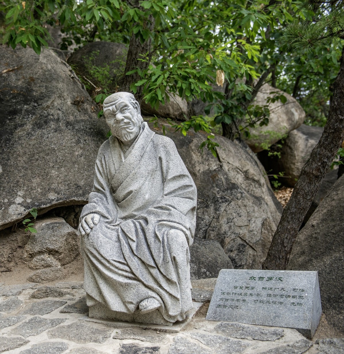 栩栩如生的罗汉石雕