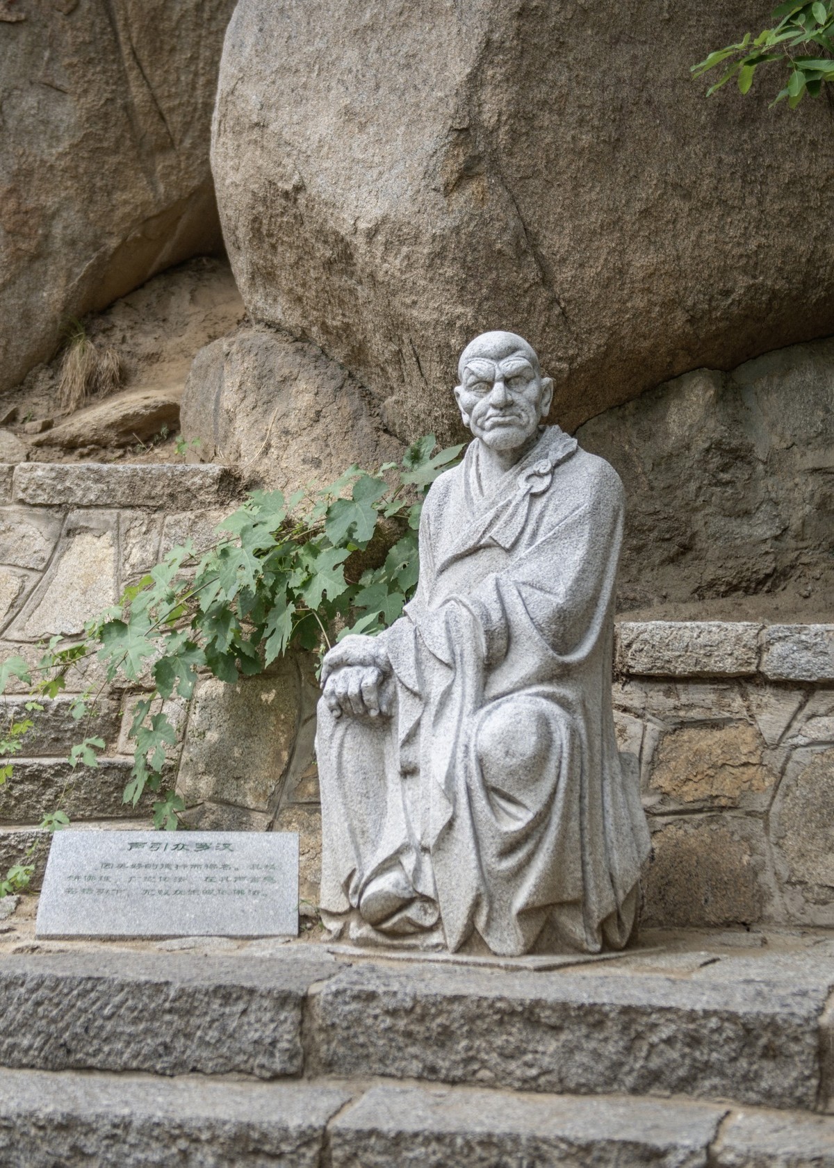 栩栩如生的罗汉石雕