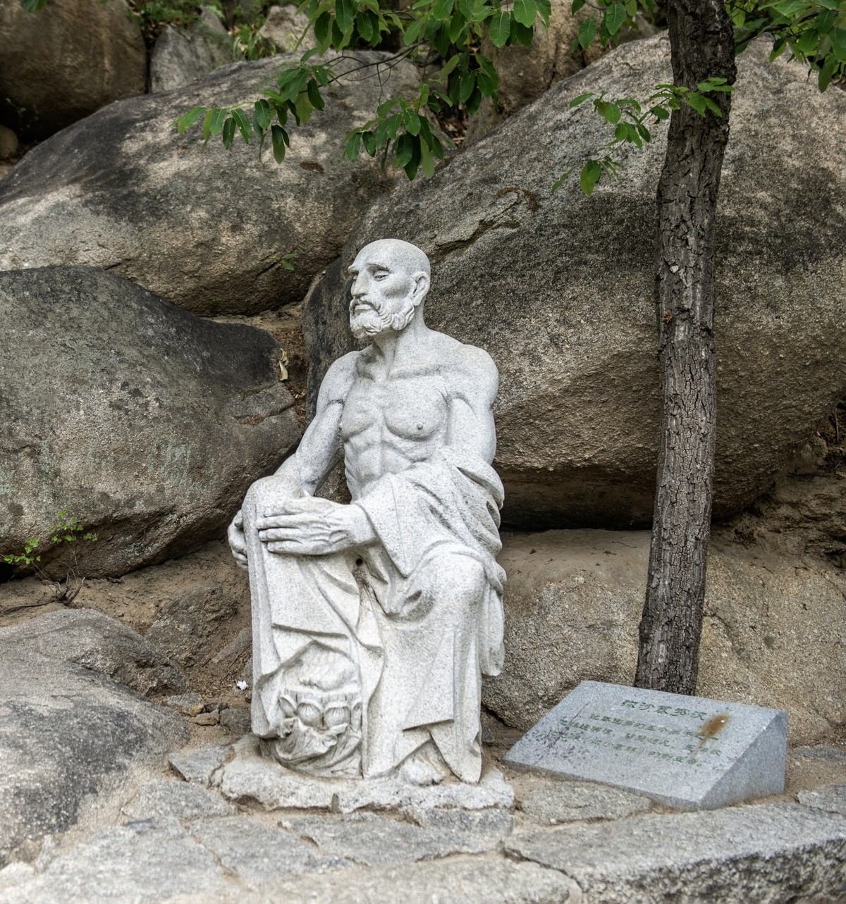 栩栩如生的罗汉石雕