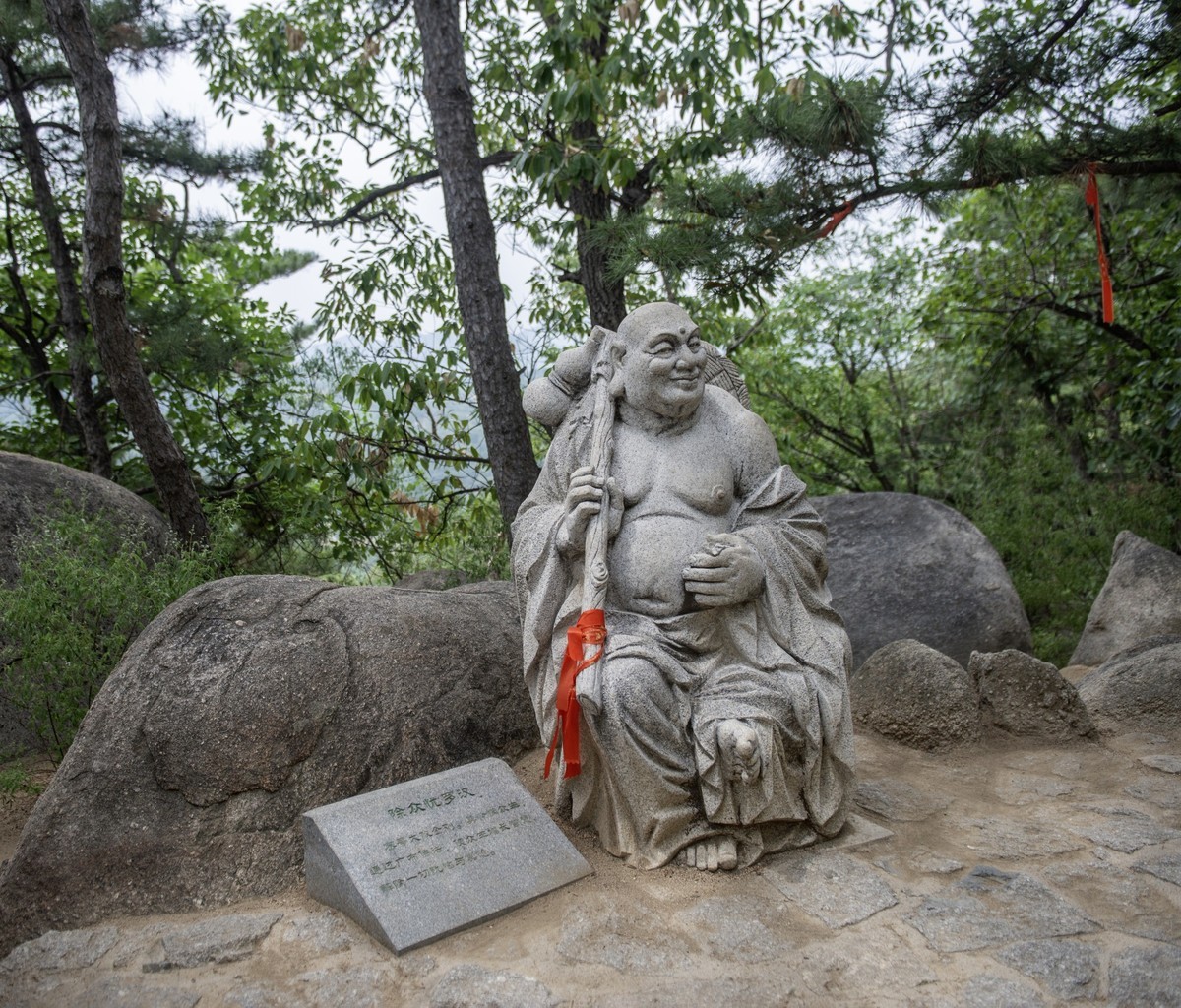 栩栩如生的罗汉石雕