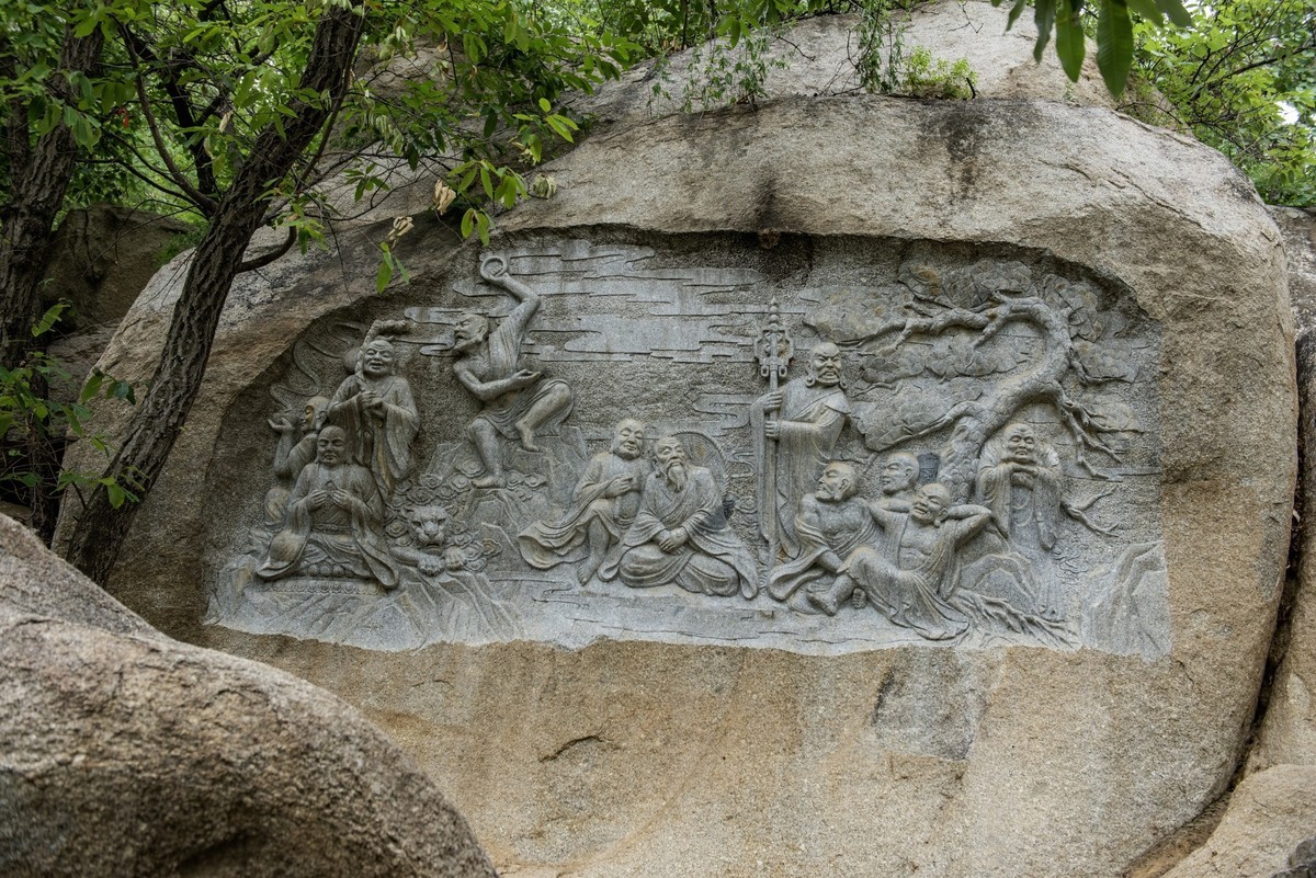 栩栩如生的罗汉石雕