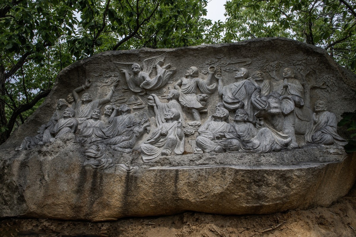 栩栩如生的罗汉石雕